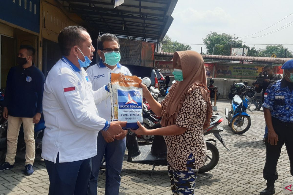 Demokrat Riau bagikan 1.000 sembako untuk warga terdampak COVID-19