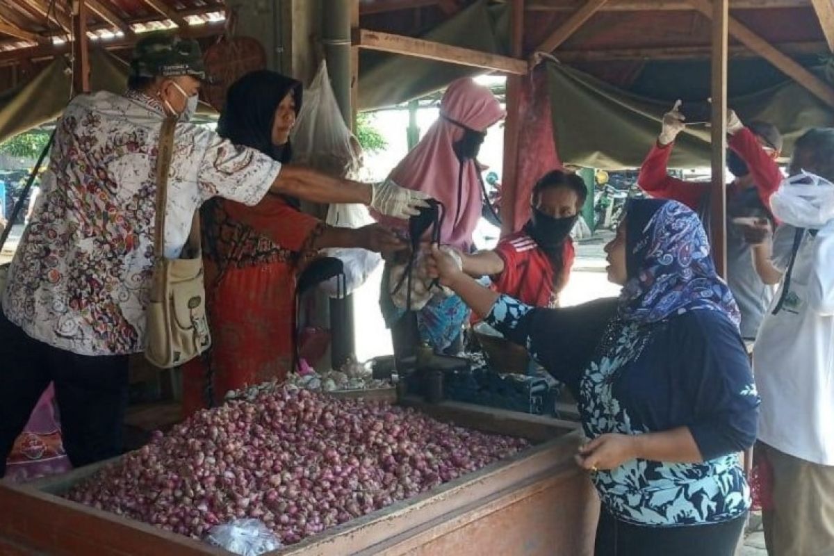 Pemkab Kediri bagikan ribuan masker untuk pedagang pasar