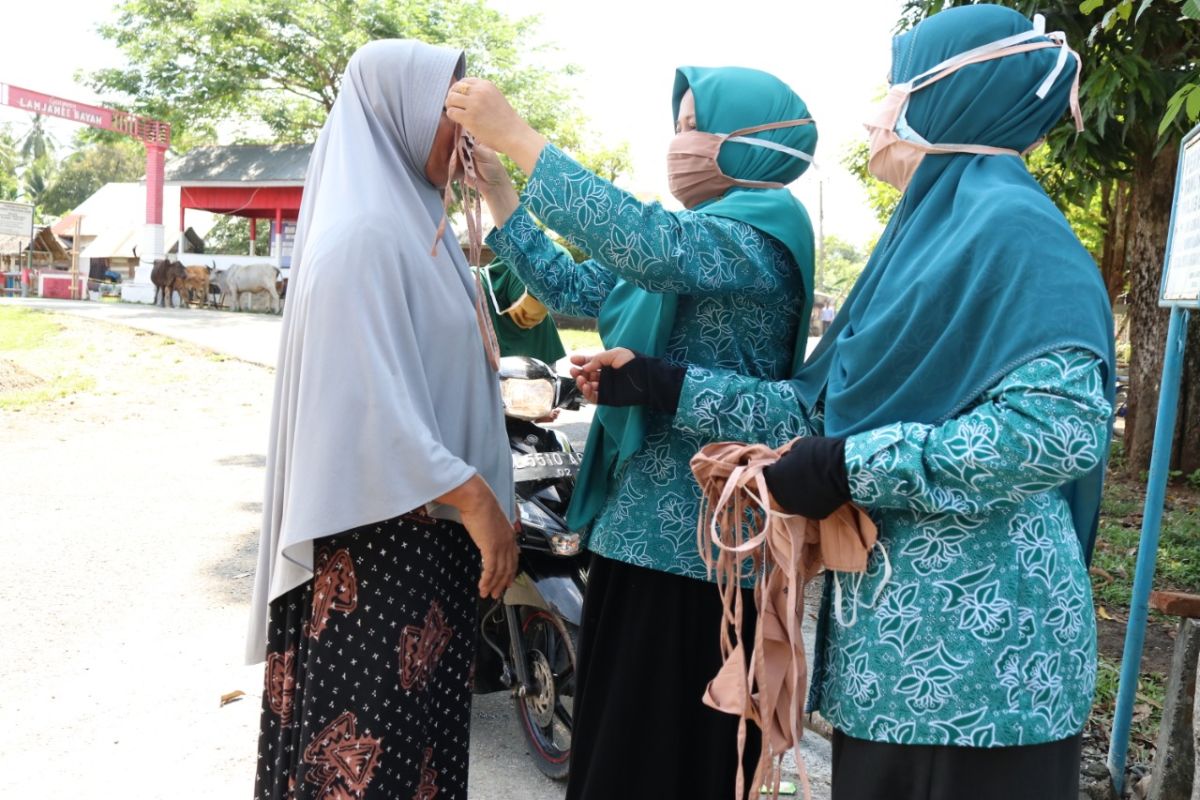 PKK Aceh Besar bagikan masker gratis bagi pengguna jalan