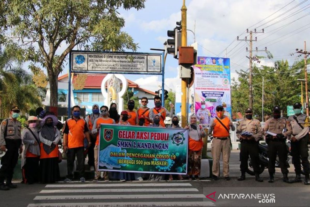 Peduli cegah COVID-19, SMKN 2 Kandangan bagikan masker kain gratis