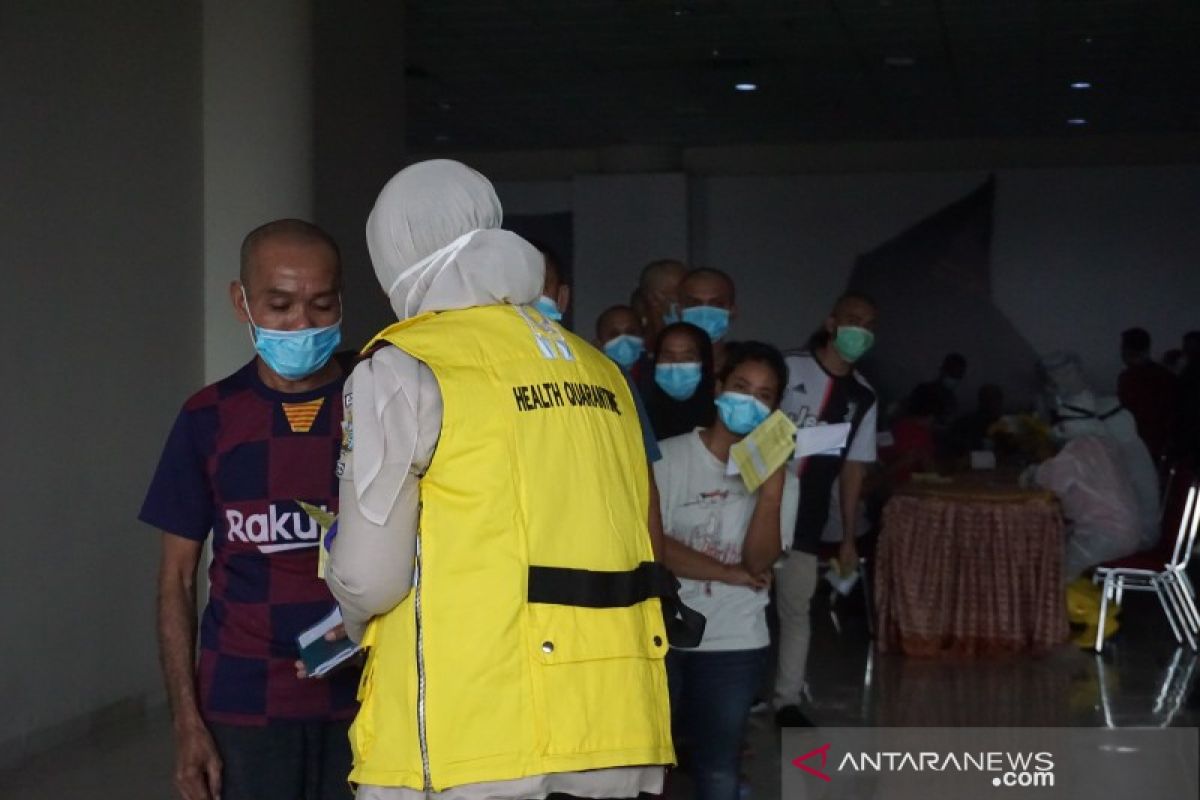 Kamis pagi, seratusan TKI dari Malaysia tiba di Bandara Kualanamu