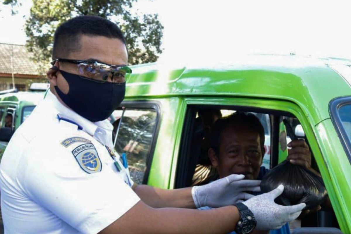 Dishub Kota Bogor bagikan masker kepada sopir angkot