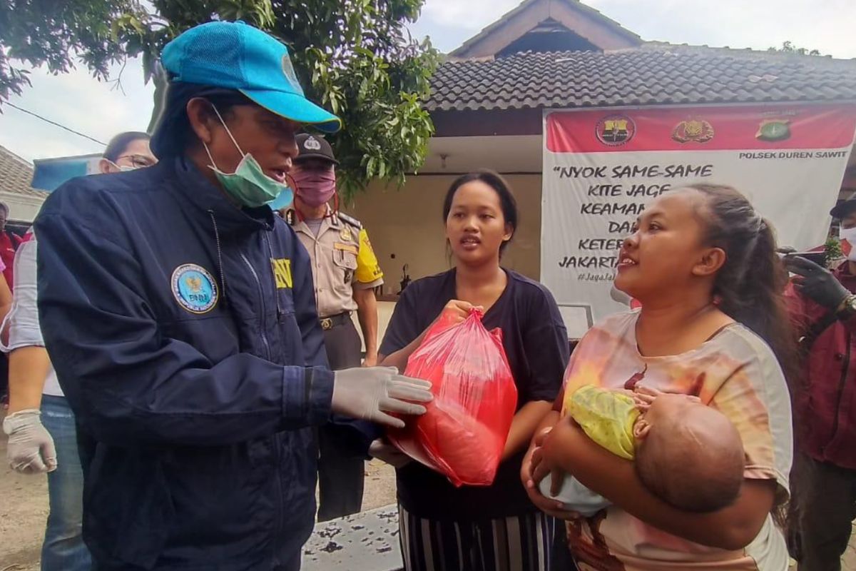 BNN, relawan, dan wartawan bagikan sembako di tengah pandemi COVID-19