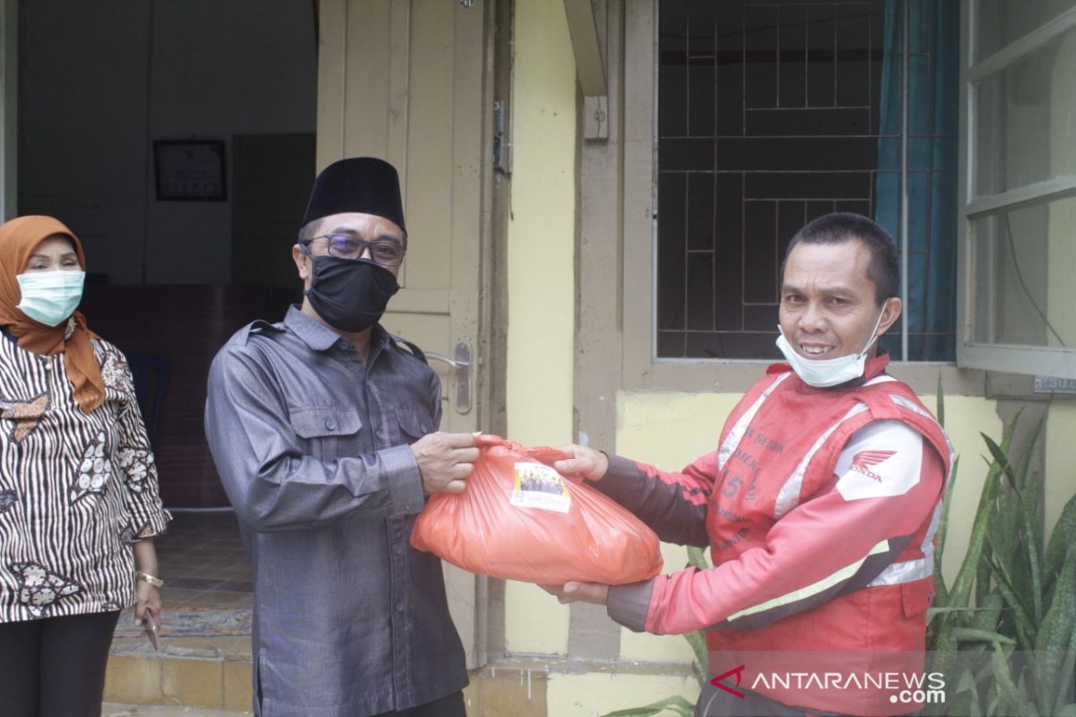 Bawaslu Bangka Barat bagikan paket bahan pangan pokok kepada warga