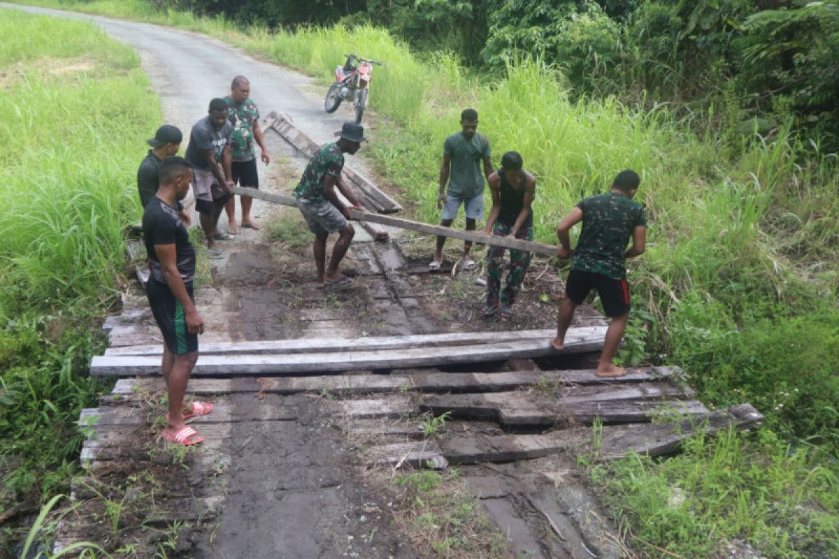 TNI bantu warga di perbatasan Indonesia-PNG perbaiki jembatan kayu