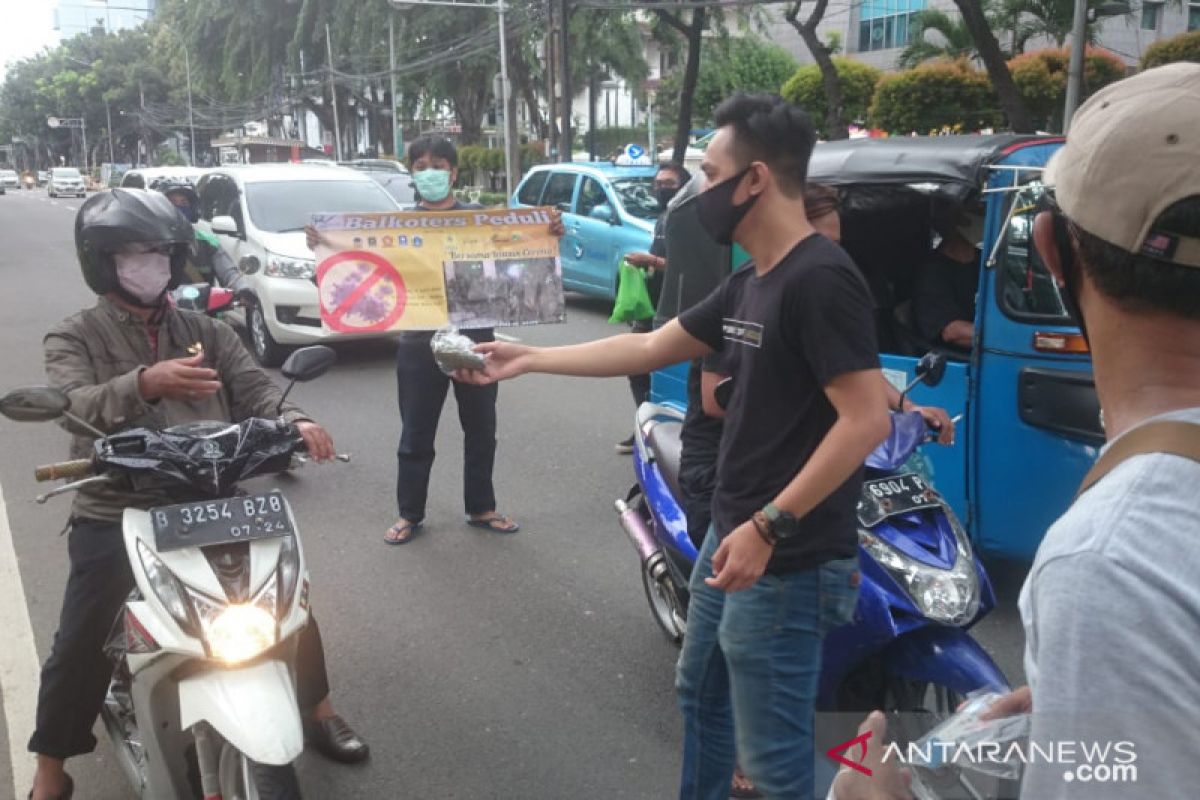 Pewarta Jakarta bagikan 100 paket APD perangi pandemi COVID-19