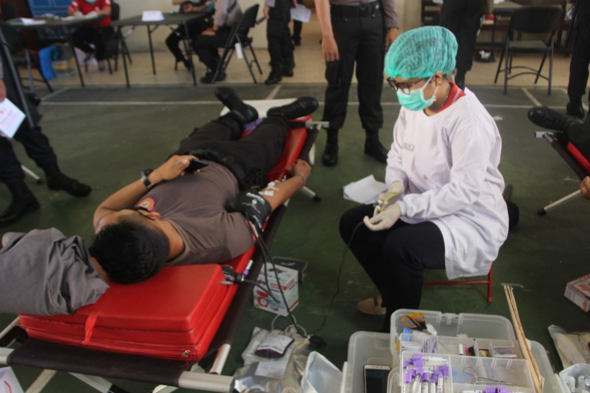 Polda Bali sumbang 100 kantong darah, masker dan hand sanitizer