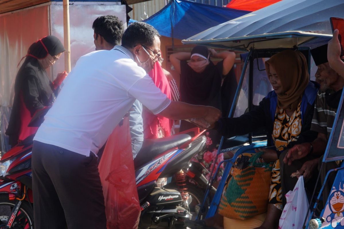 Cegah COVID-19, Wabup Gorontalo Utara bagikan masker di pasar