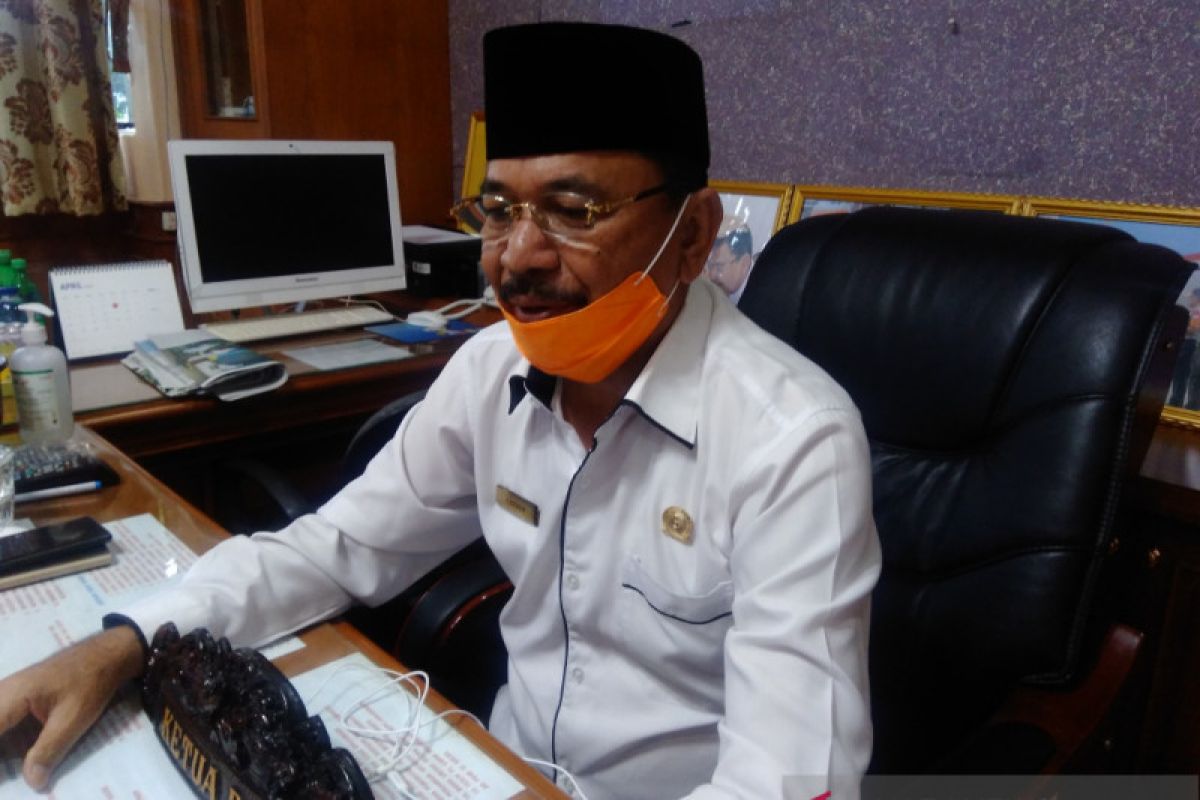 Indosat dan telkomsel diharapkan beri keringanan biaya komunikasi