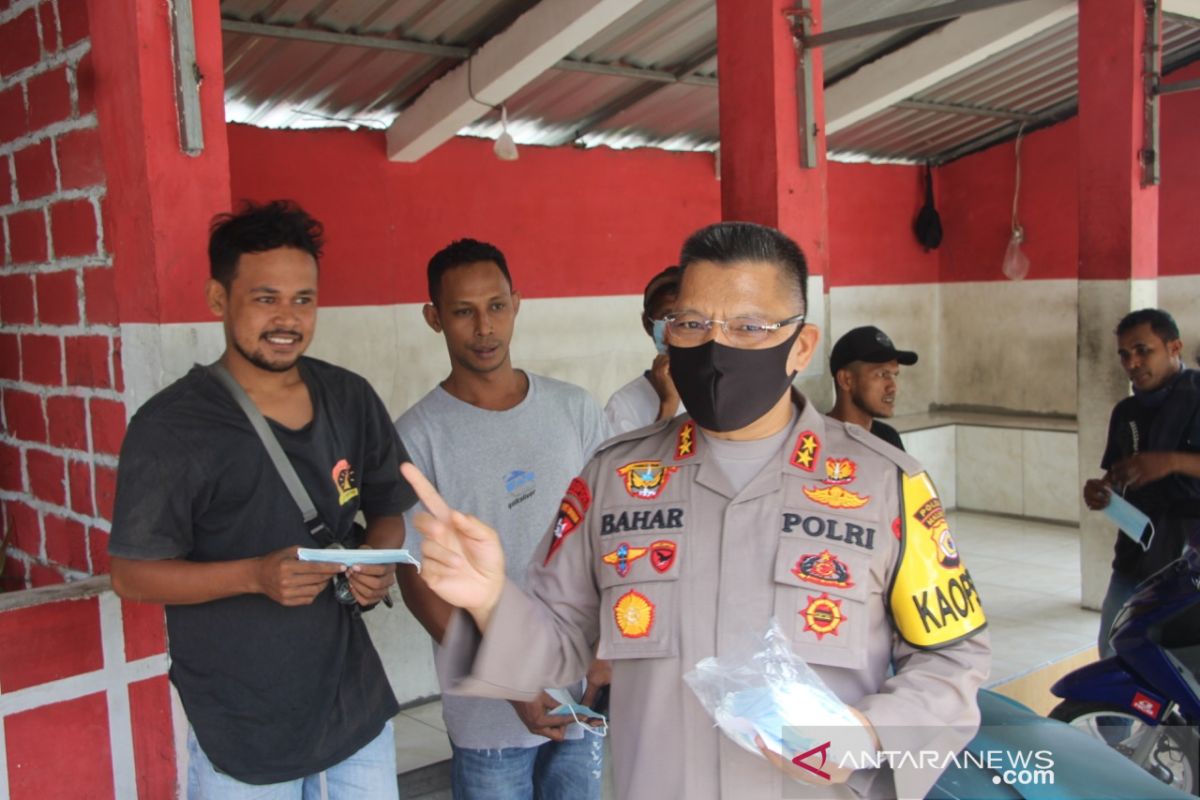 Kapolda Maluku bagi beras dan masker untuk pengojek di Ambon