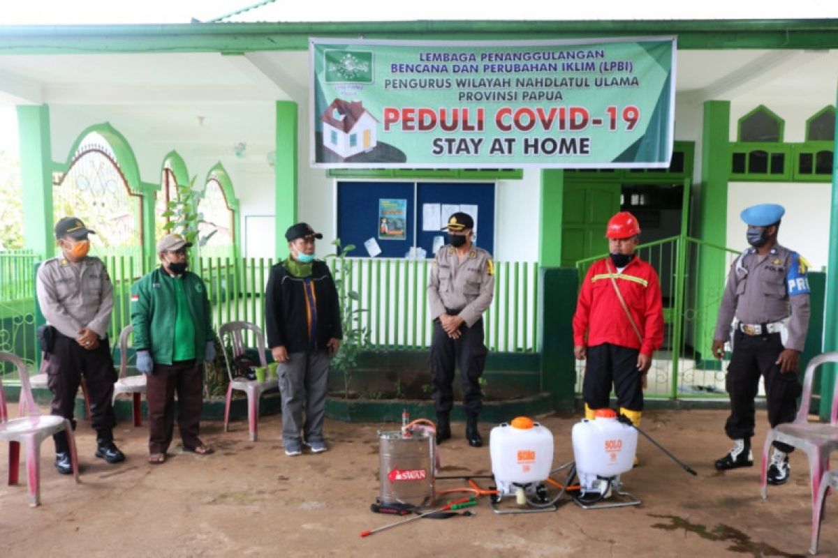 Cegah COVID-19, Polda-NU Papua semprot disinfektan di perumahan warga