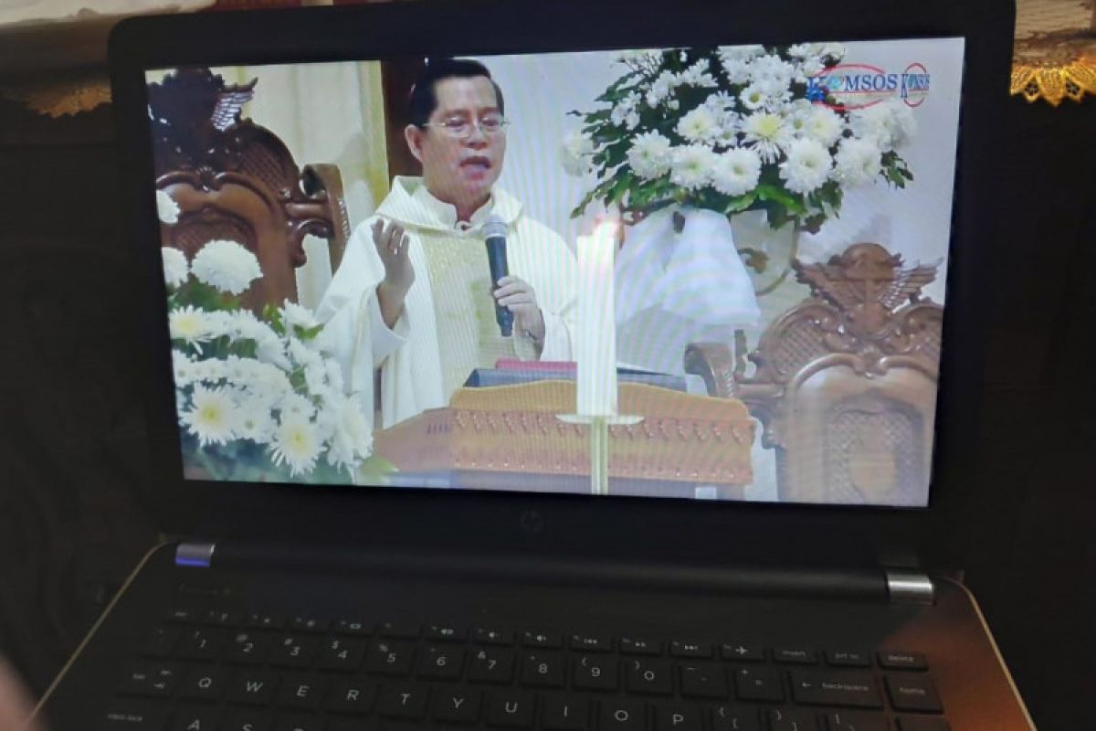 Ribuan Umat Katolik Keuskupan Manado ikuti Misa Kamis Putih live streaming