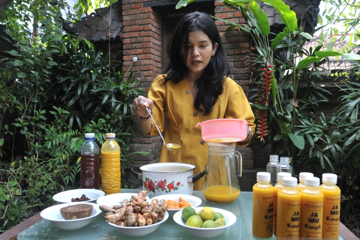 Warga Denpasar produksi Jamu Kunyit manfaatkan kerja dari rumah