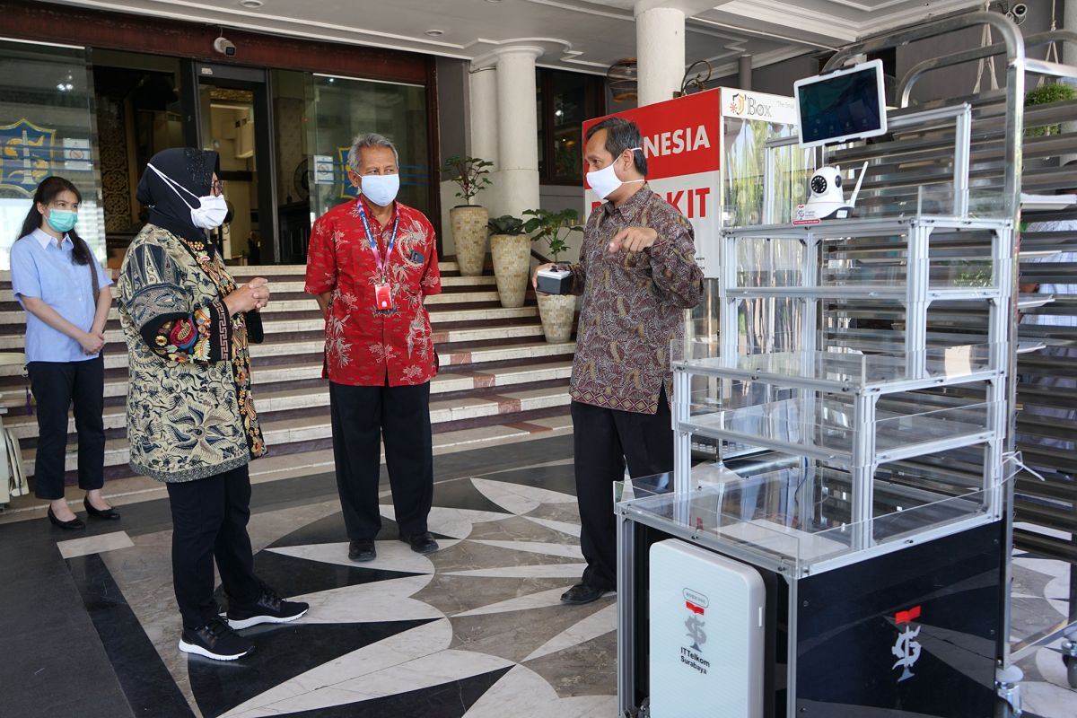 Wali Kota Surabaya terima bantuan robot ITTS untuk tangani pasien COVID-19