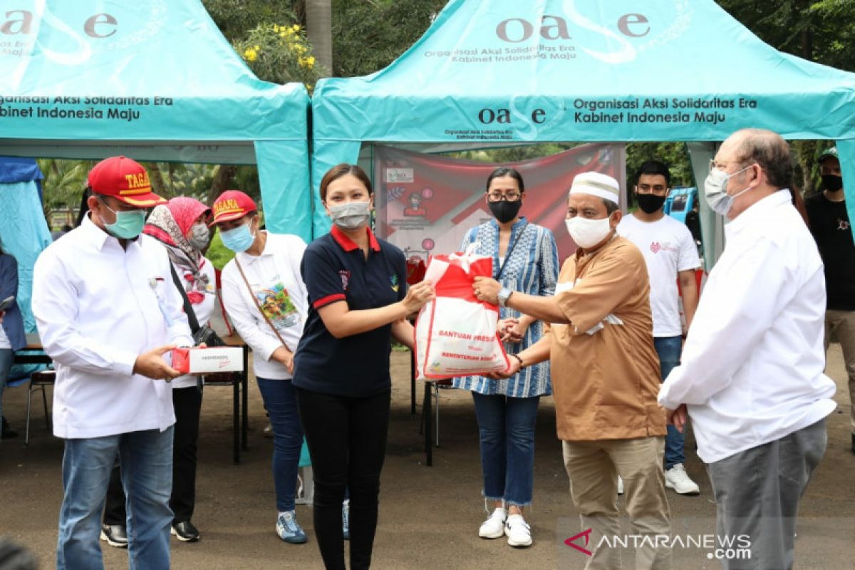 Paket sembako Kemensos sentuh anak jalanan hingga sopir angkot