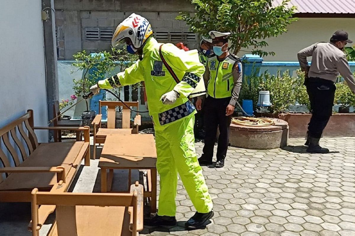 Operasi Kemanusiaan, Satlantas Karimun semprot disinfektan hingga bantu sembako