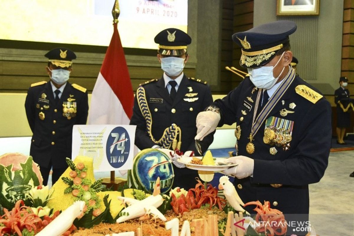 TNI AU bagikan sembako buat tenaga medis