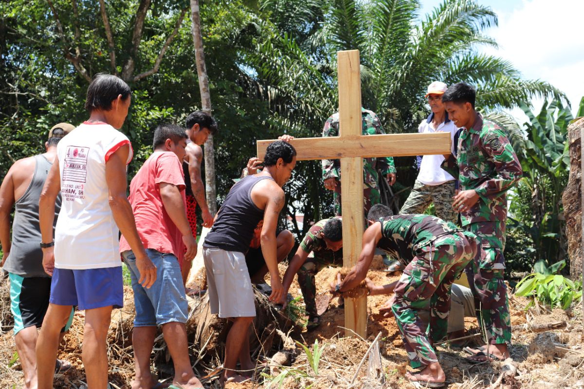 Prajurit dan warga gotong royong pasang tanda batas dusun