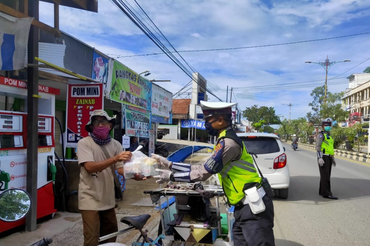 Satlantas Polres Tanah Bumbu bagikan sembako gratis ke masyarakat