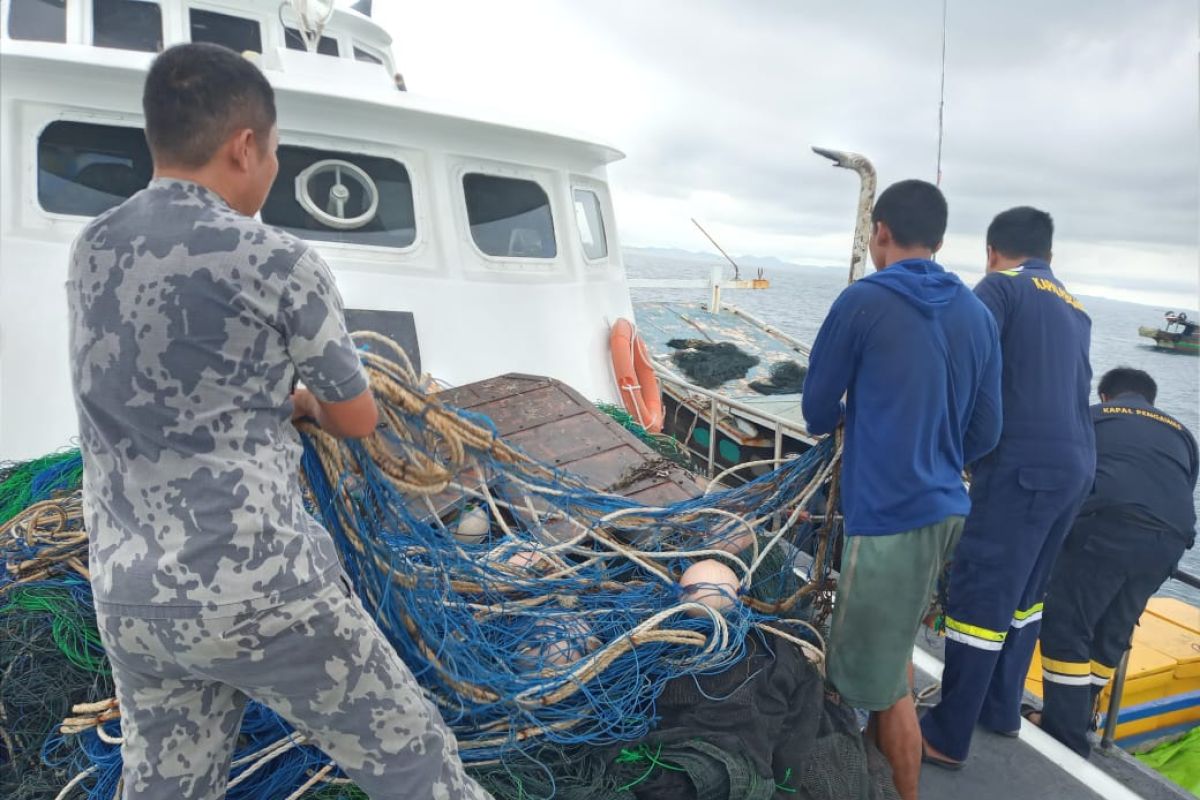 Kapal pengawas amankan alat tangkap trawl di Perairan Basel