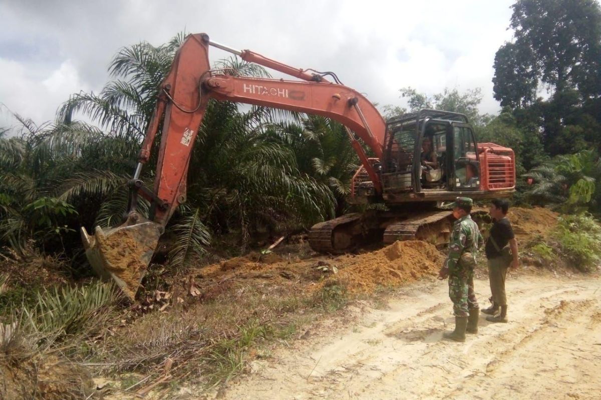 Prajurit TMMD terus awasi pengerjaan jalan ke Dusun Sekura