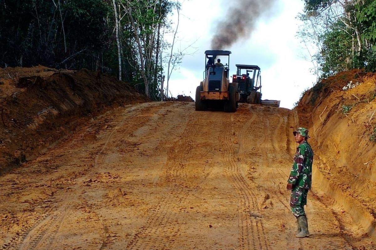 Personel Satgas TMMD, sedang laksanakan pelebaran jalan Dusun Bukong