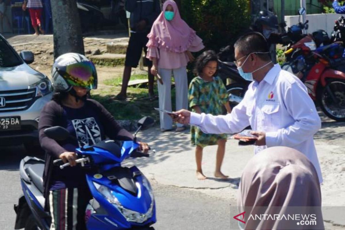 Bawaslu Agam bagikan masker kain ke pegendara cegah COVID-19