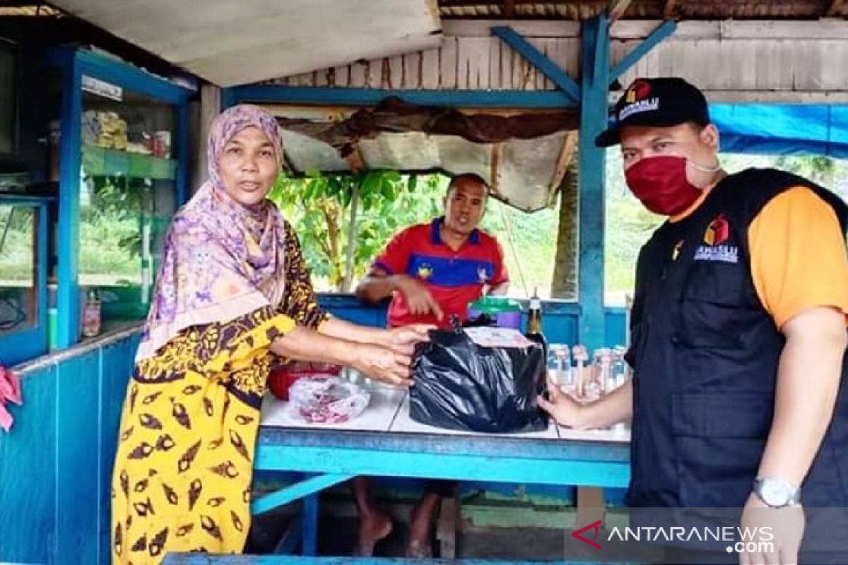 Bawaslu Dharmasraya gelar bagi sembako peringati hari jadi ke-12