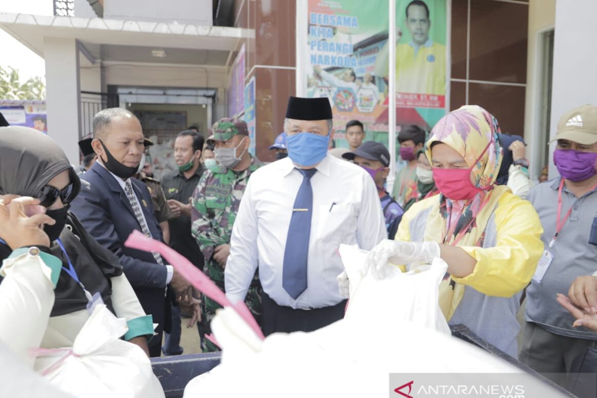 Wali Kota Solok tinjau penyerahan bantuan pangan warga terdampak COVID-19