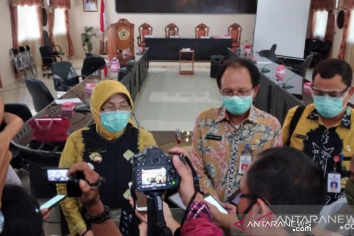 Disnakertrans Batola bagikan masker ke masyarakat