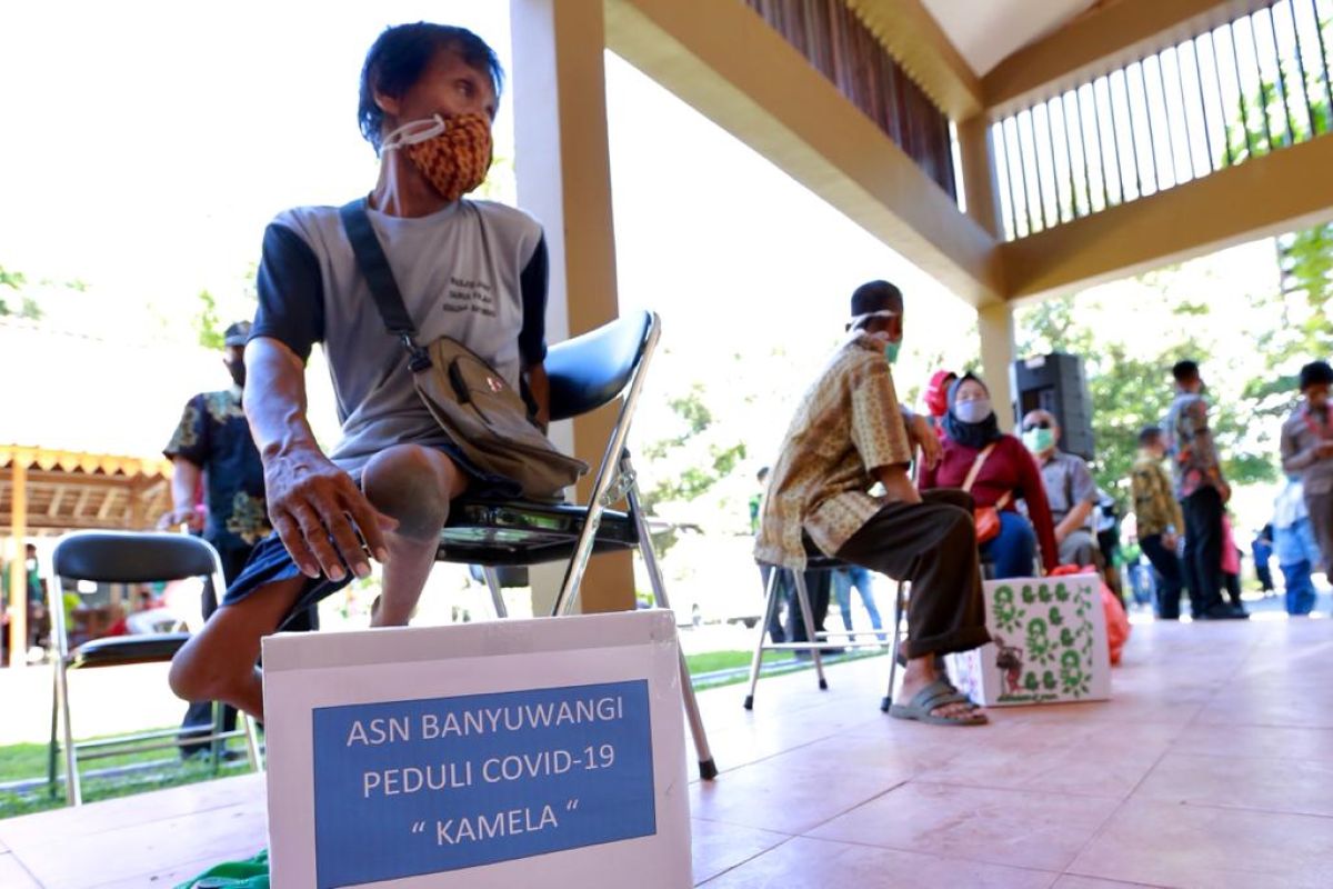 ASN Banyuwangi bagikan ribuan paket sembako kepada warga terdampak COVID-19