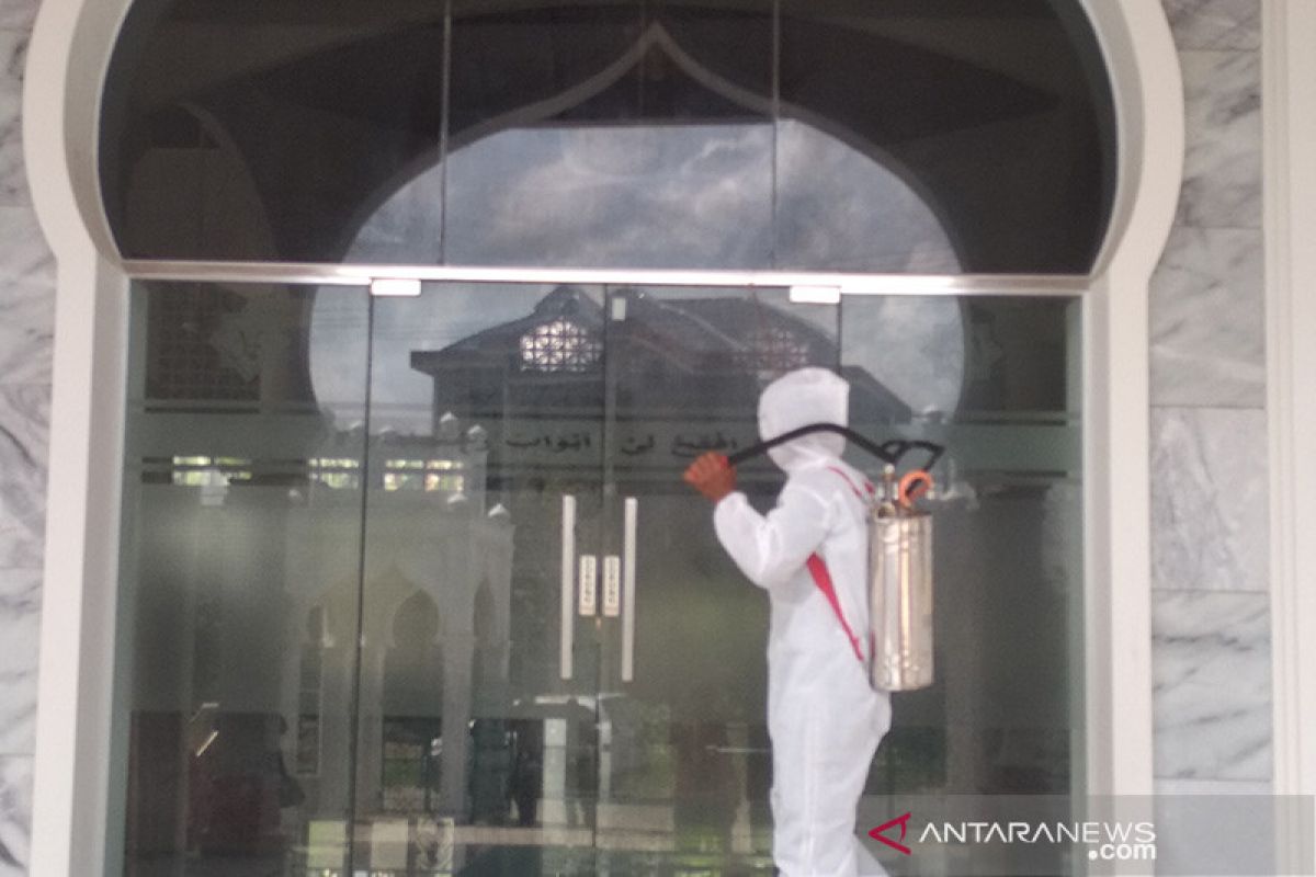 Denintel Kodam IM semprot disinfektan masjid di Aceh