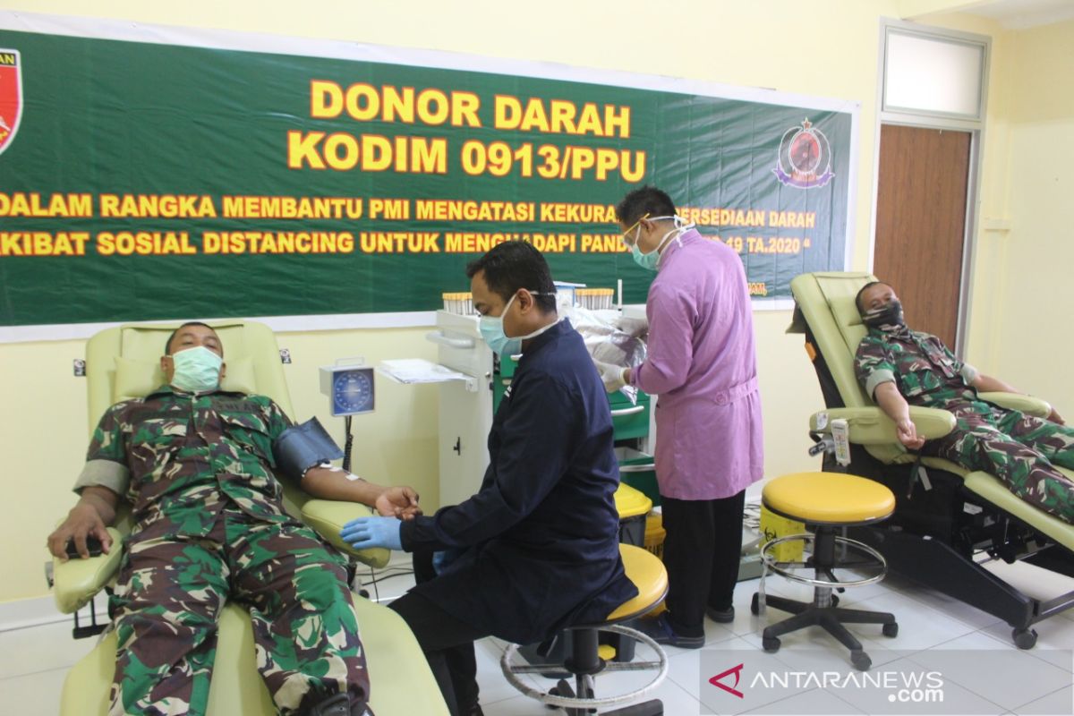 Prajurit Kodim 0913/PPU donor darah atasi kekurangan stok PMI