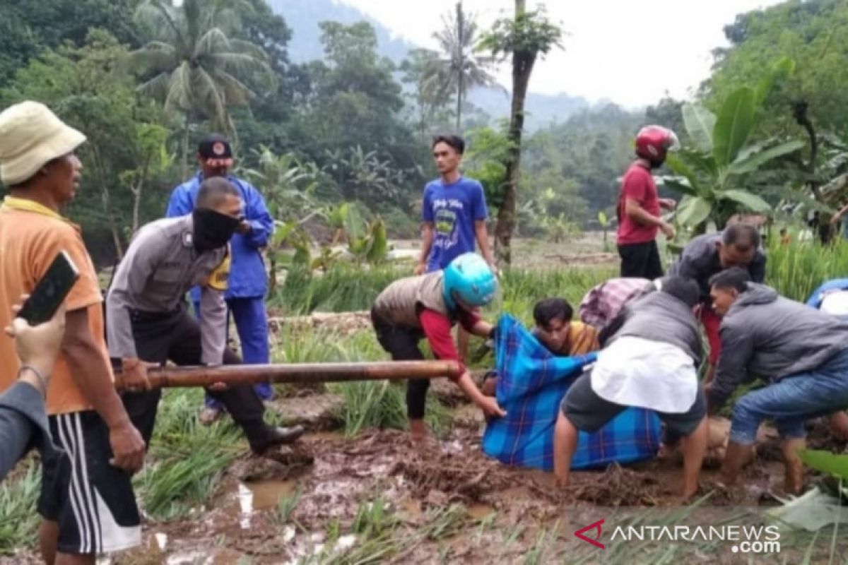 BPBD Cianjur kembali mencari tiga warga hilang terbawa arus