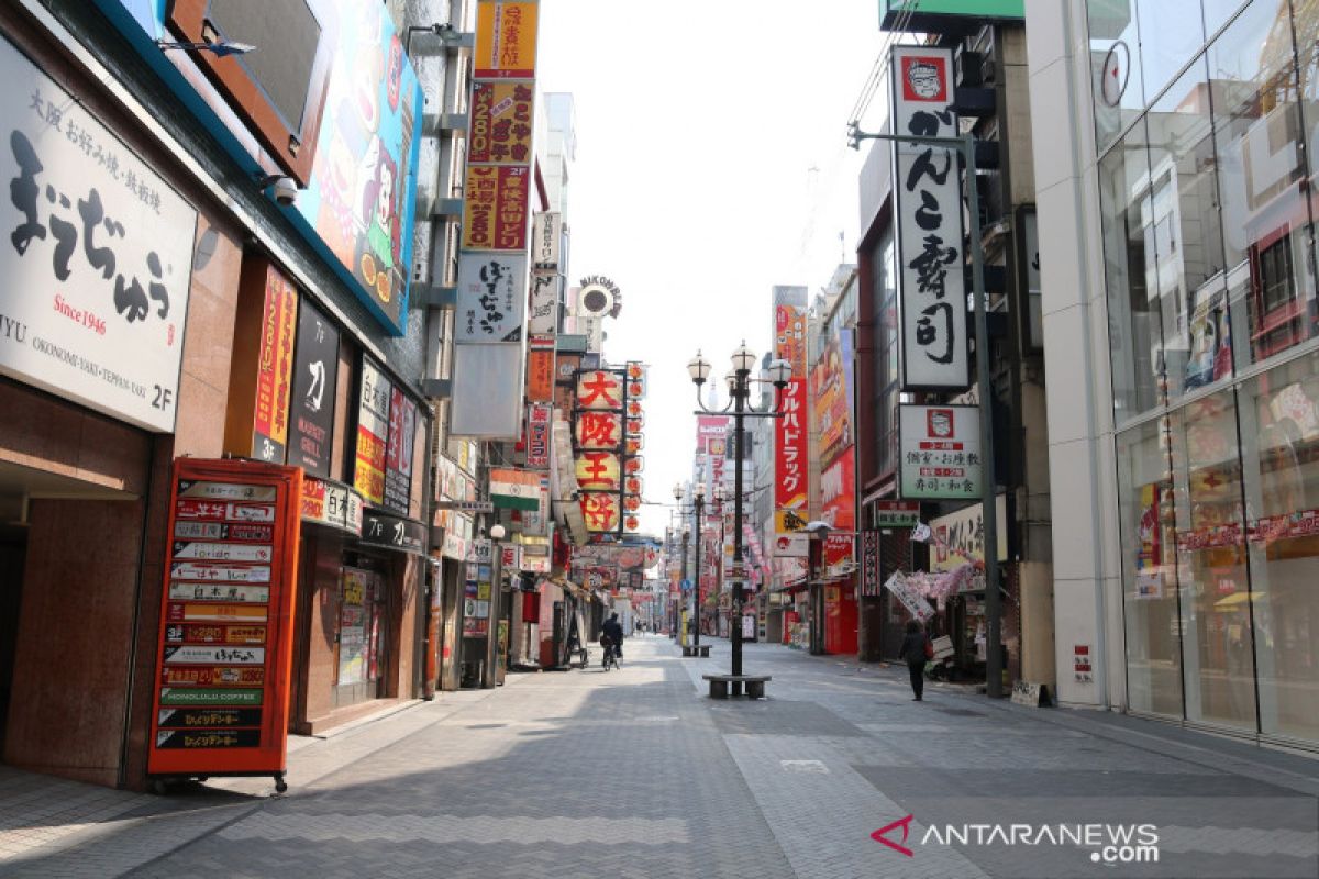 Dengan tirai plastik, toko serba ada Jepang terapkan jarak sosial