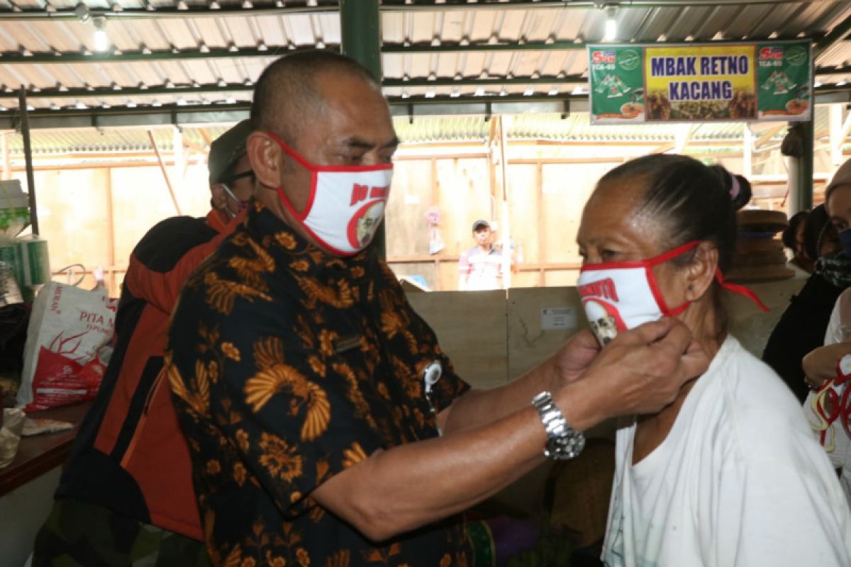 Pemkot Surakarta pastikan pedagang di pasar mengenakan masker