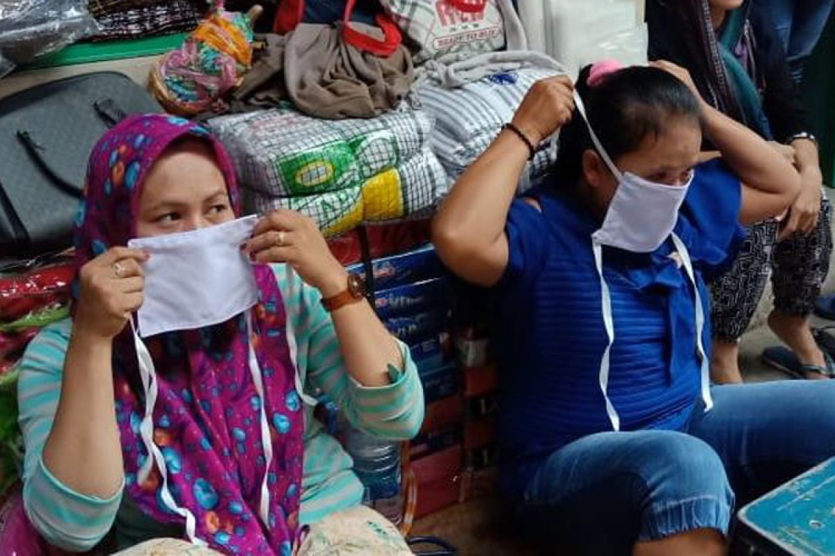 Pedagang pasar di Surabaya wajib pakai masker dan sarung tangan