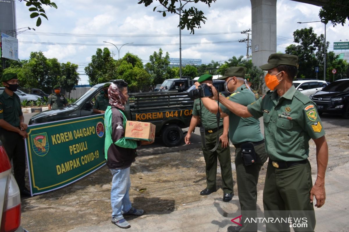 Korem 044/Gapo bantu sembako untuk masyarakat terdampak COVID-19