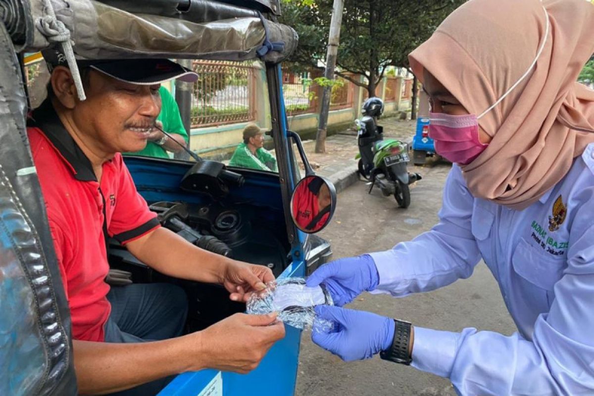 Baznas DKI bagikan masker untuk warga harus bekerja saat PSBB