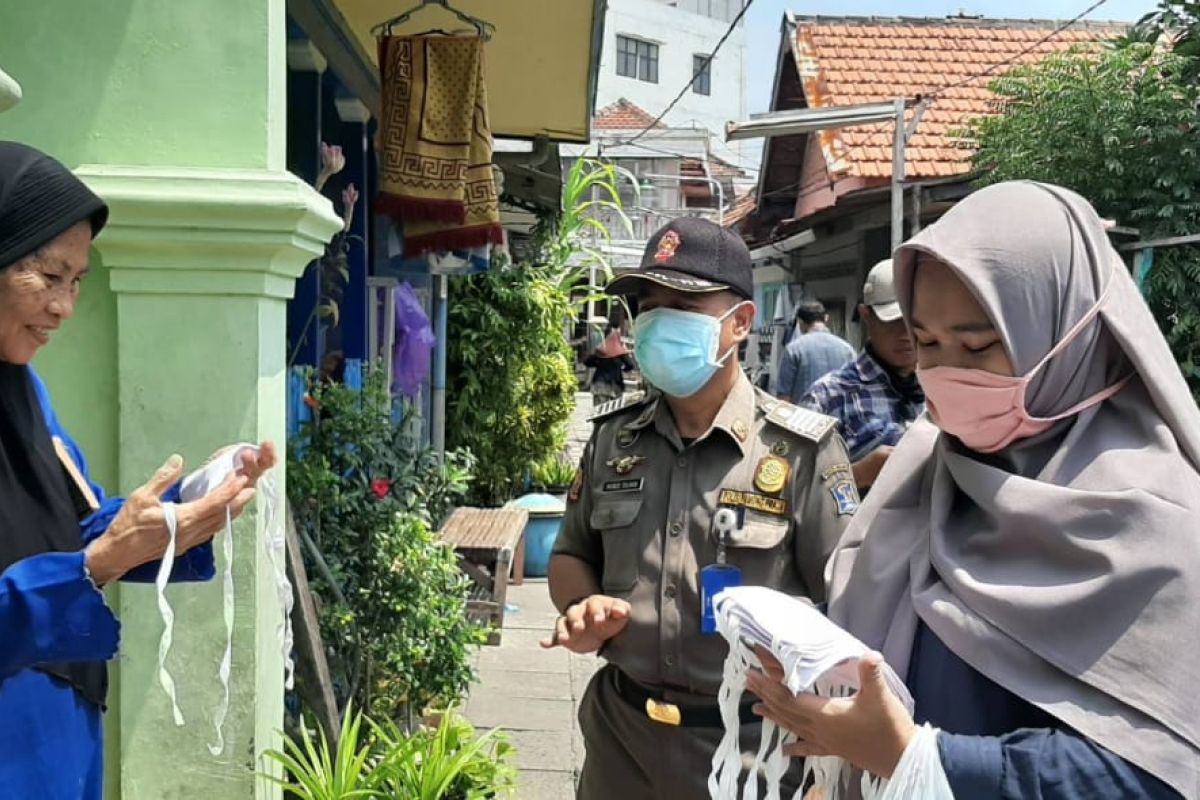 Ratusan ribu masker kain produksi UMKM dibagikan secara gratis ke warga Surabaya