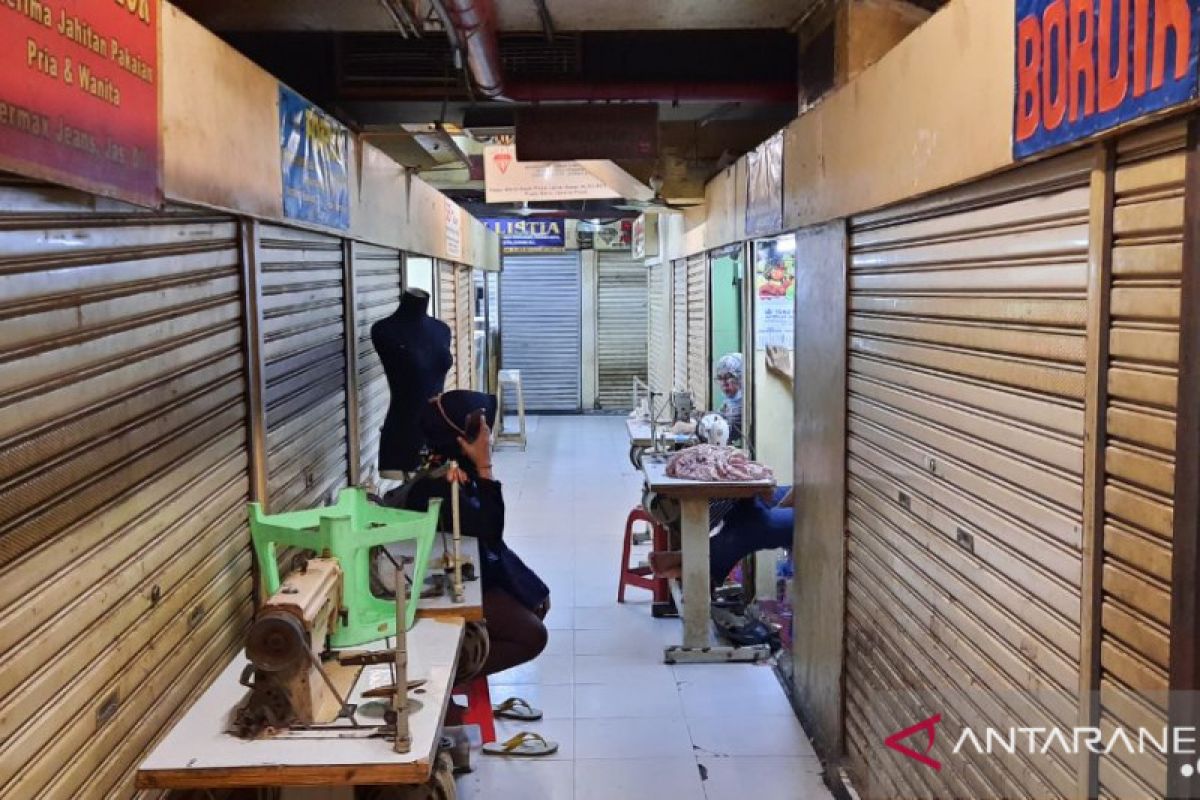 Penjahit Metro Atom berharap pasar tetap buka selama PSBB