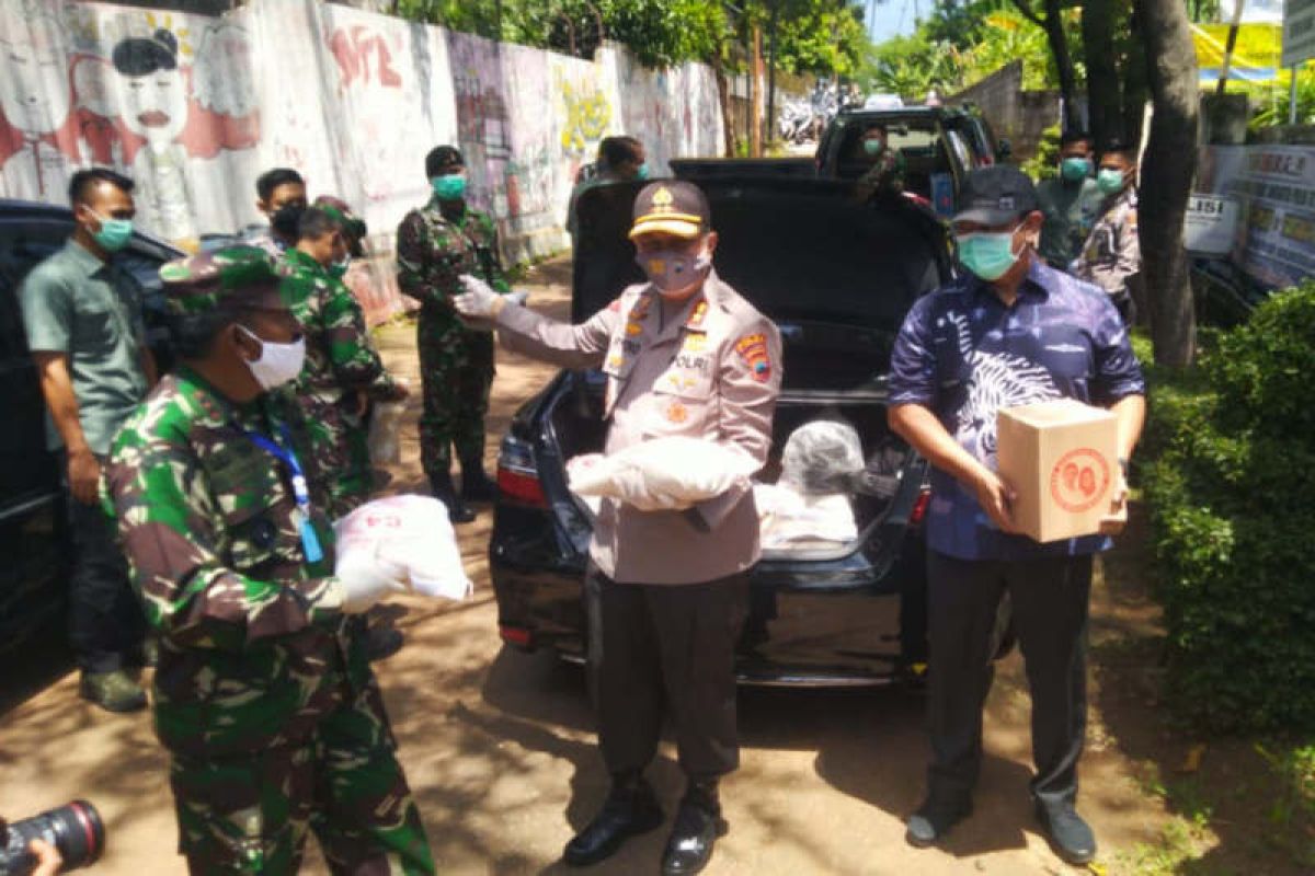 Polda Jateng bagikan bahan kebutuhan pokok dan uang  di 1.126 titik