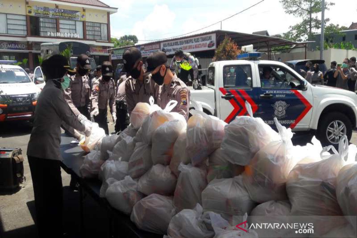 Polres Temanggung bantu kebutuhan pokok warga terdampak COVID-19