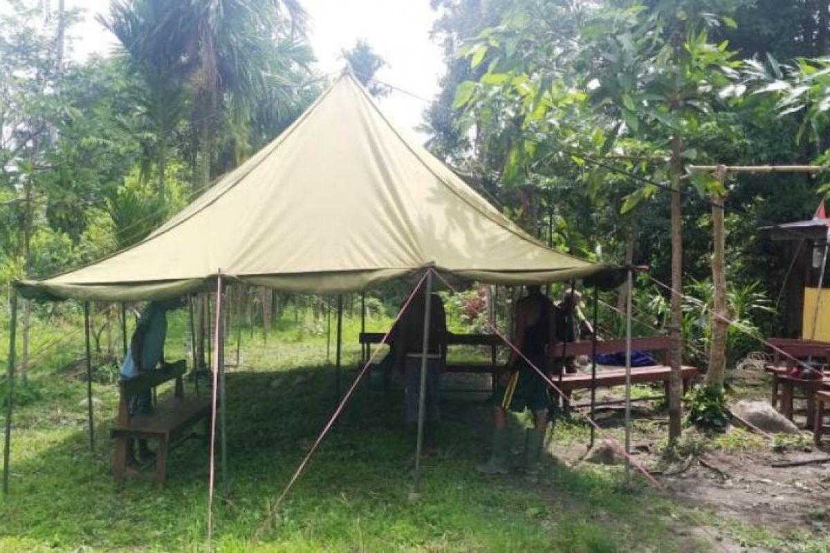 Warga Kampung KIbay dan Satgas TMMD pasang tenda untuk ibadah Kamis Putih