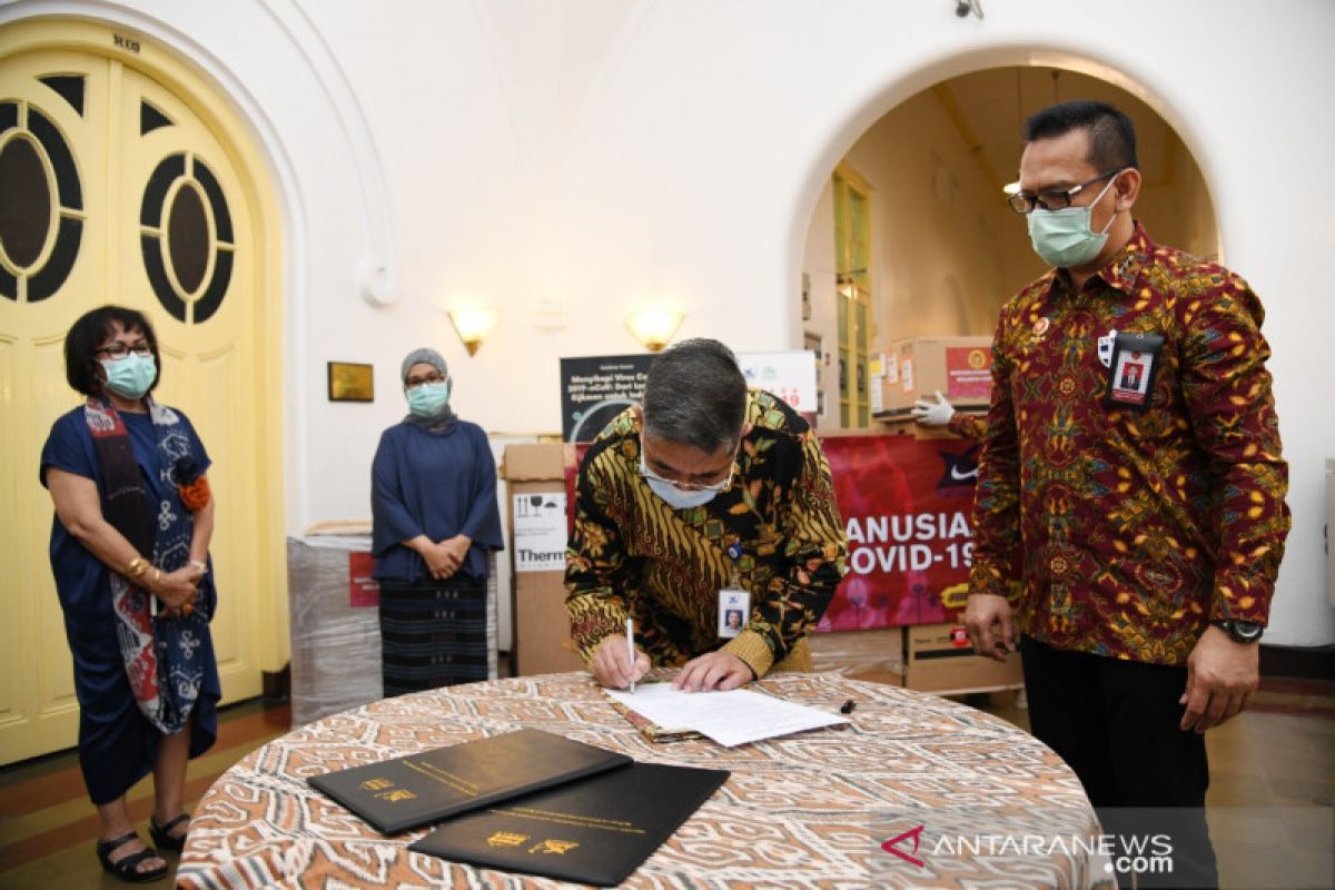 BIN serahkan bantuan peralatan laboratorium LBM Eijkman