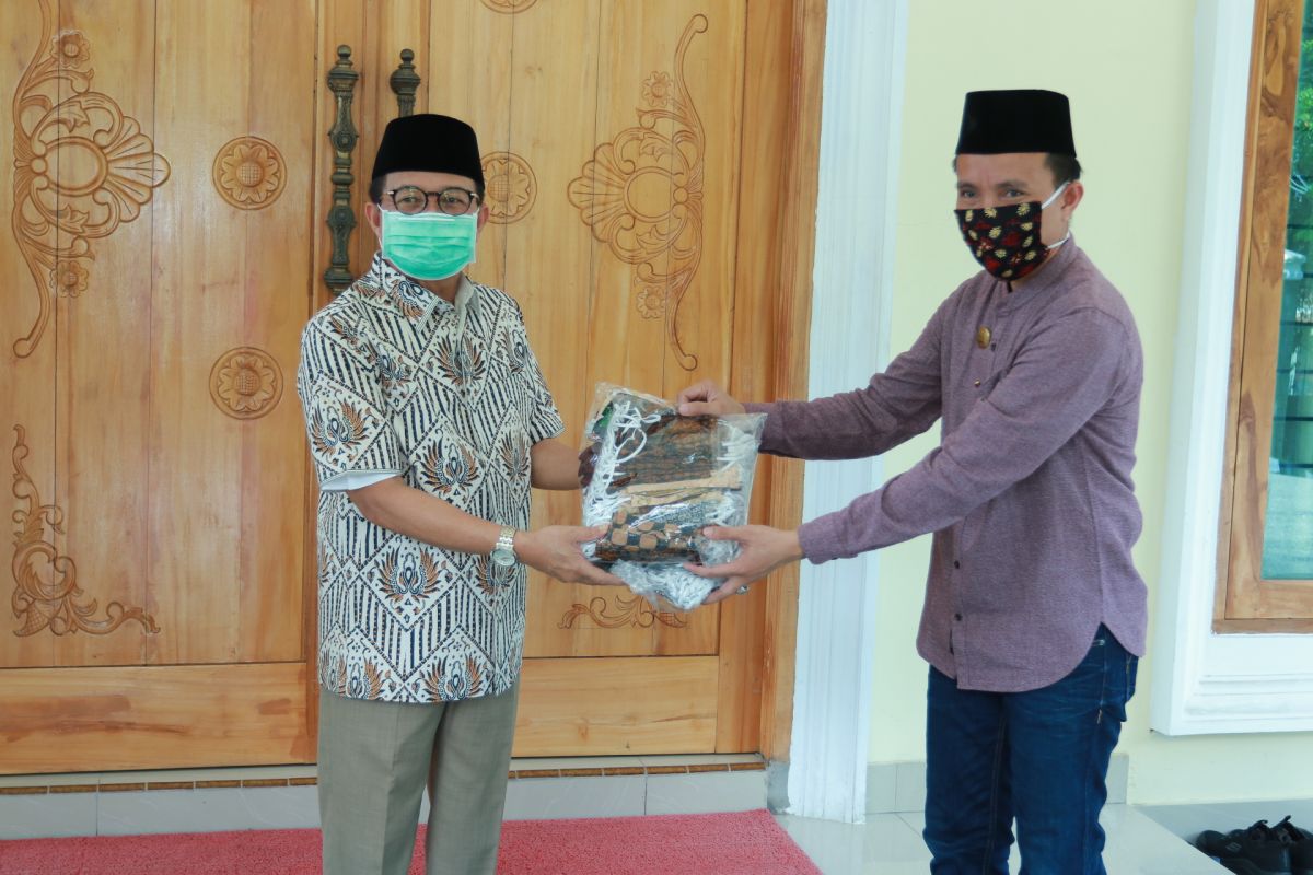 Gubernur Jambi bagikan seribu masker batik untuk pedagang Pasar Angsoduo