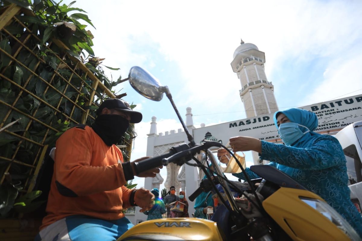 Cegah corona, PKK dan Dekranasda Banda Aceh bagi-bagi masker gratis