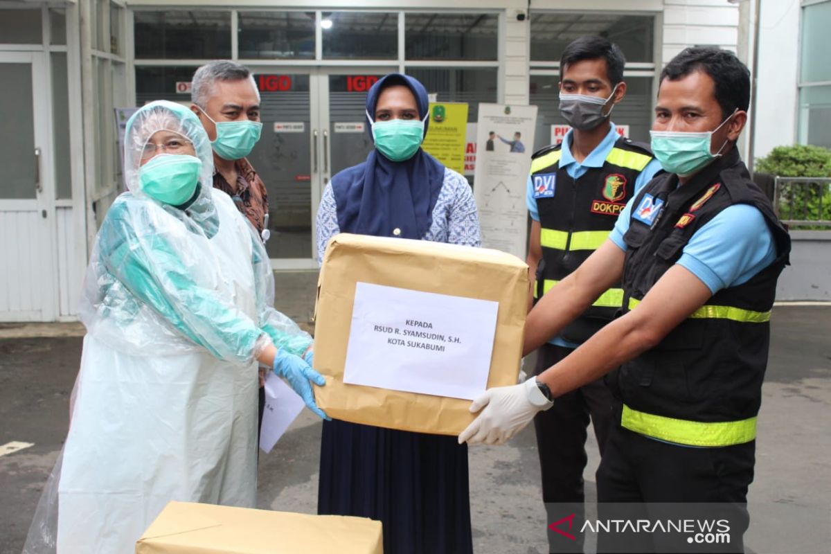 Polres Sukabumi Kota serahkan APD untuk tenaga medis COVID-19