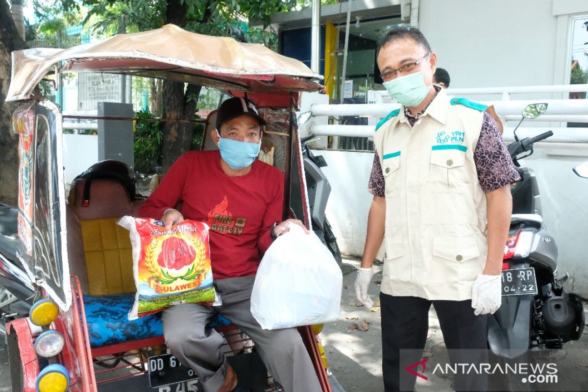 Ratusan dhuafa terdampak COVID-19 dibantu sembako PLN Sulselrabar