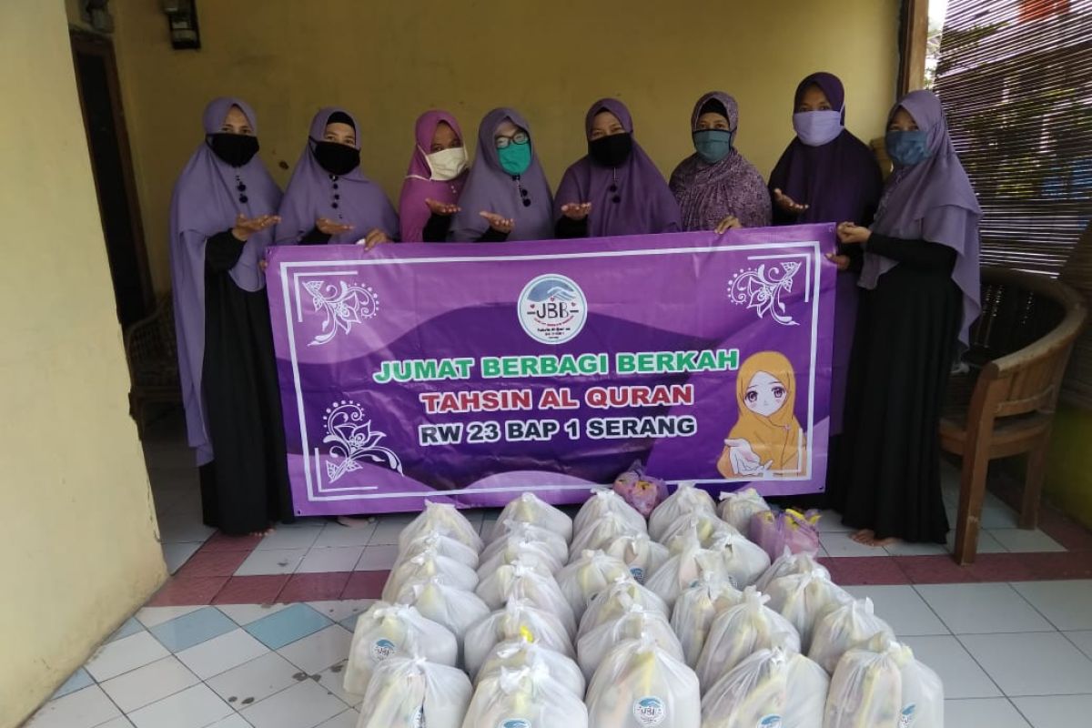 Ibu-ibu Tahsin RW 23 BAP I Kota Serang, berbagi ditengah pandemi COVID-19